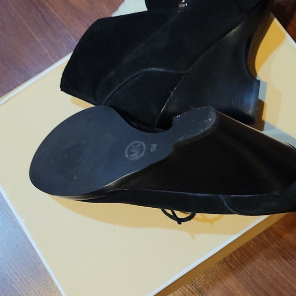 LIKE NEW! - MICHAEL KORS BLACK SUEDE FAUX FUR LINED WEDGE HEEL BOOTIE LACE UP - Picture 4 of 5